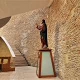 Raggiunta la base, ci troviamo davanti alla scultura del Cristo Salvatore. �� molto antica, � del 700�, ci dice una donna